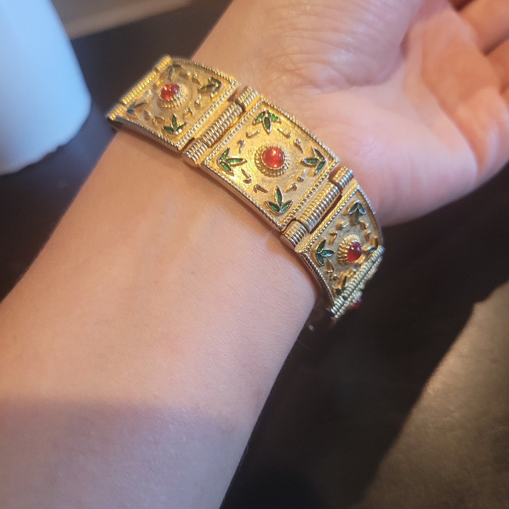 Vintage goldtone bookchain bracelet with red cabachons , green enamel leaves